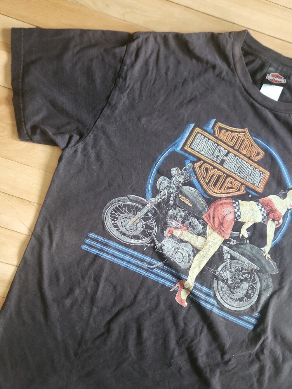 Harley-Davidson Black Tee with Red Pin-Up Graphic - Picture 3 of 12